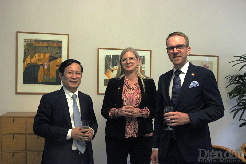 Từ trái qua phải: ông Phạm Tấn Công, Chủ tịch VCCI; bà , Đại sứ Thụy Điển tại Việt Nam; ông Andreas Carlson,p/