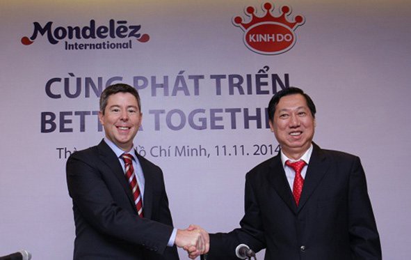 Ông Trần Kim Thanh (phải) và ông Tim Cofer của Mondelēz International bắt tay sau khi ký kết hợp tác đầu tư hồi năm 2014.