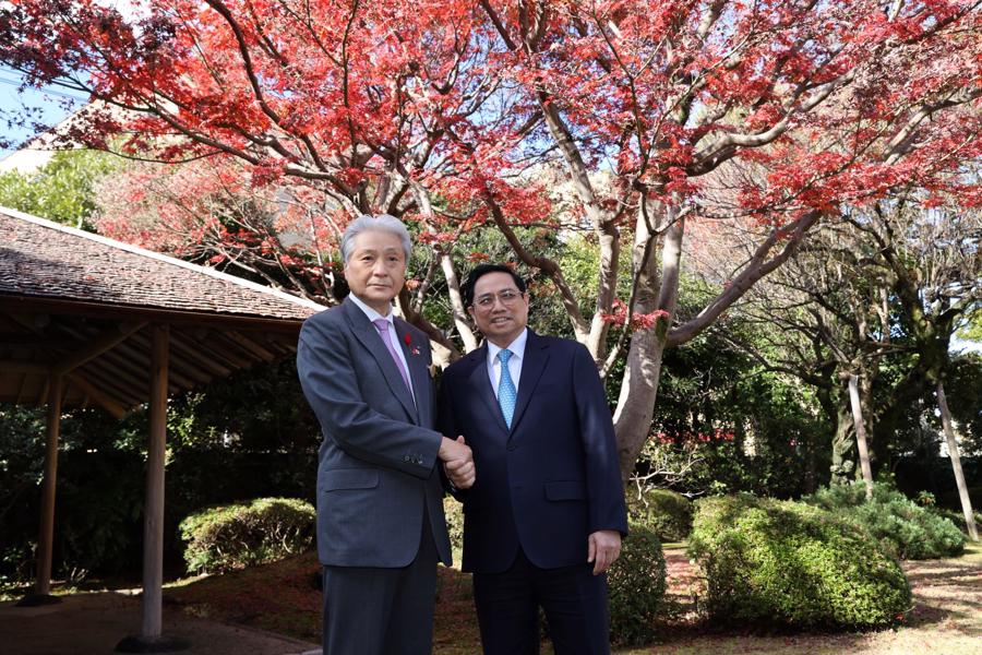Thống đốc tỉnh Tochigi mời Thủ tướng Phạm Minh Ch&iacute;nh thăm vườn truyền thống Nhật Bản. Ảnh - Bộ Ngoại giao.