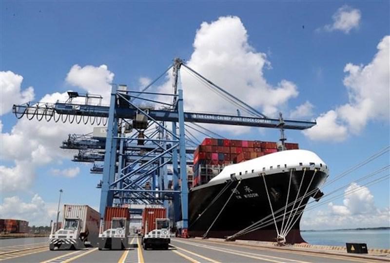 Doanh nghiệp “kêu trời” vì cước vận tải “leo thang”: Các hãng tàu đẩy trách nhiệm cho FWD