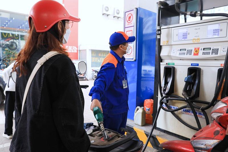 “Hạ nhiệt” giá xăng, dầu: Có thể cân nhắc giảm thuế nhập khẩu