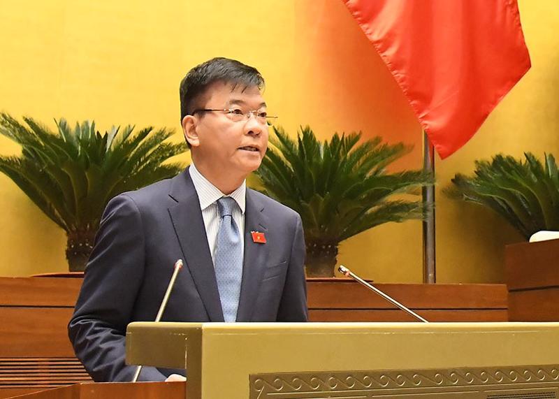 Bộ trưởng Bộ Tư pháp Lê Thành Long trình bày Tờ trình về dự án Luật sửa đổi, bổ sung một số điều của 8 luật. Ảnh - VGP. 