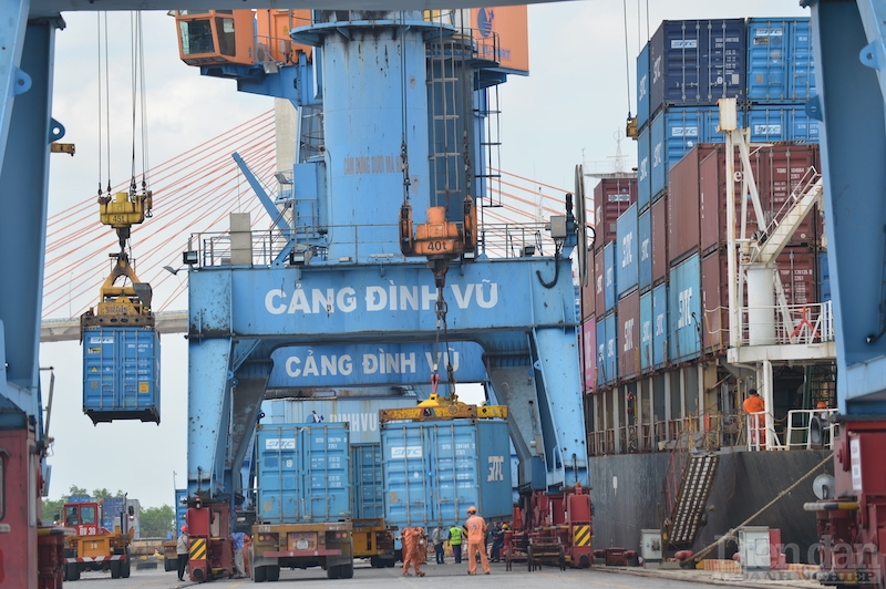 Doanh nghiệp cảng biển “đau đầu” vì hàng hoá giảm tốc
