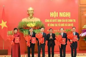 Công bố quyết định của Bộ Chính trị về...