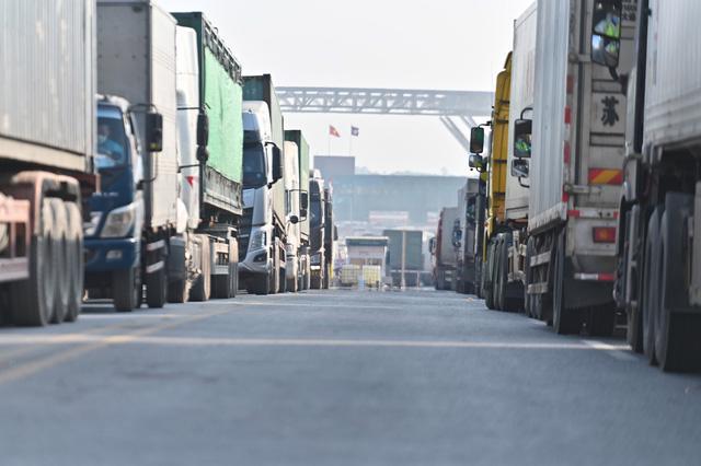 Hàng ngàn xe hàng vẫn ùn ứ tại cửa khẩu, đề xuất đàm phán để hải quan Trung Quốc làm việc 12 giờ mỗi ngày