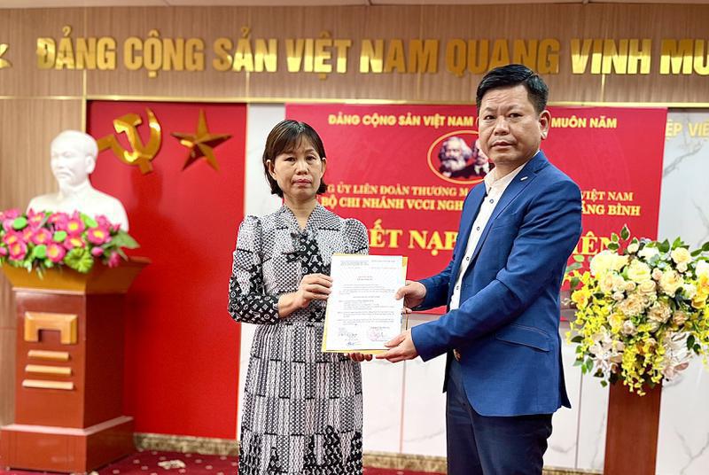 Chi bộ Chi nhánh VCCI Nghệ An - Hà Tĩnh - Quảng Bình: Kết nạp đảng viên mới