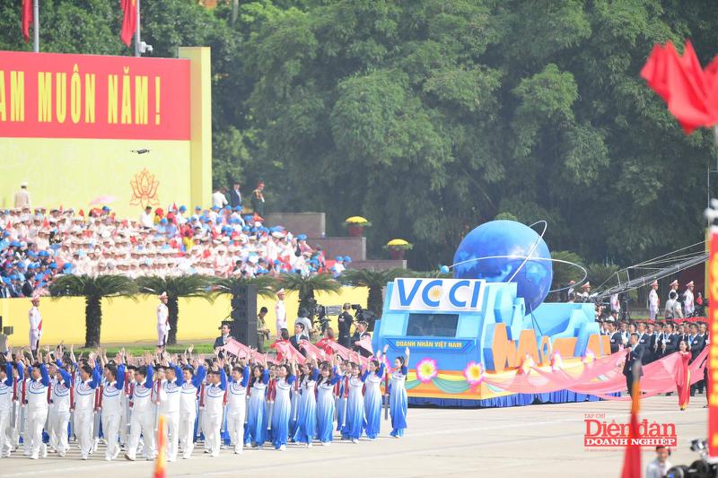 Khối Doanh nhân Việt Nam diễu hành ngày Quốc khánh 2/9: Dấu ấn trong ngày hội lớn của dân tộc