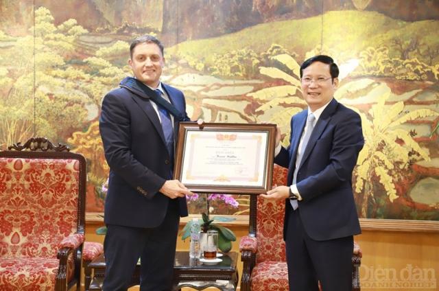 Chủ tịch VCCI tặng Bằng khen cho đại diện USAID tại Việt Nam