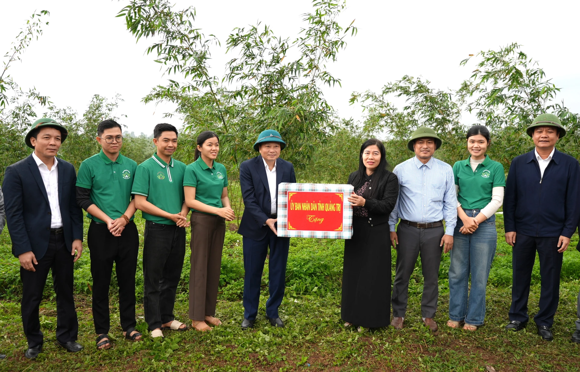Đồng chí Lê Hồng Vinh, Chủ tịch UBND tỉnh tặng quà cho lãnh đạo, công nhân Công ty Cổ phần Đầu tư Thương mại và Xây dựng Đức Thành - Ảnh: Trung Đức