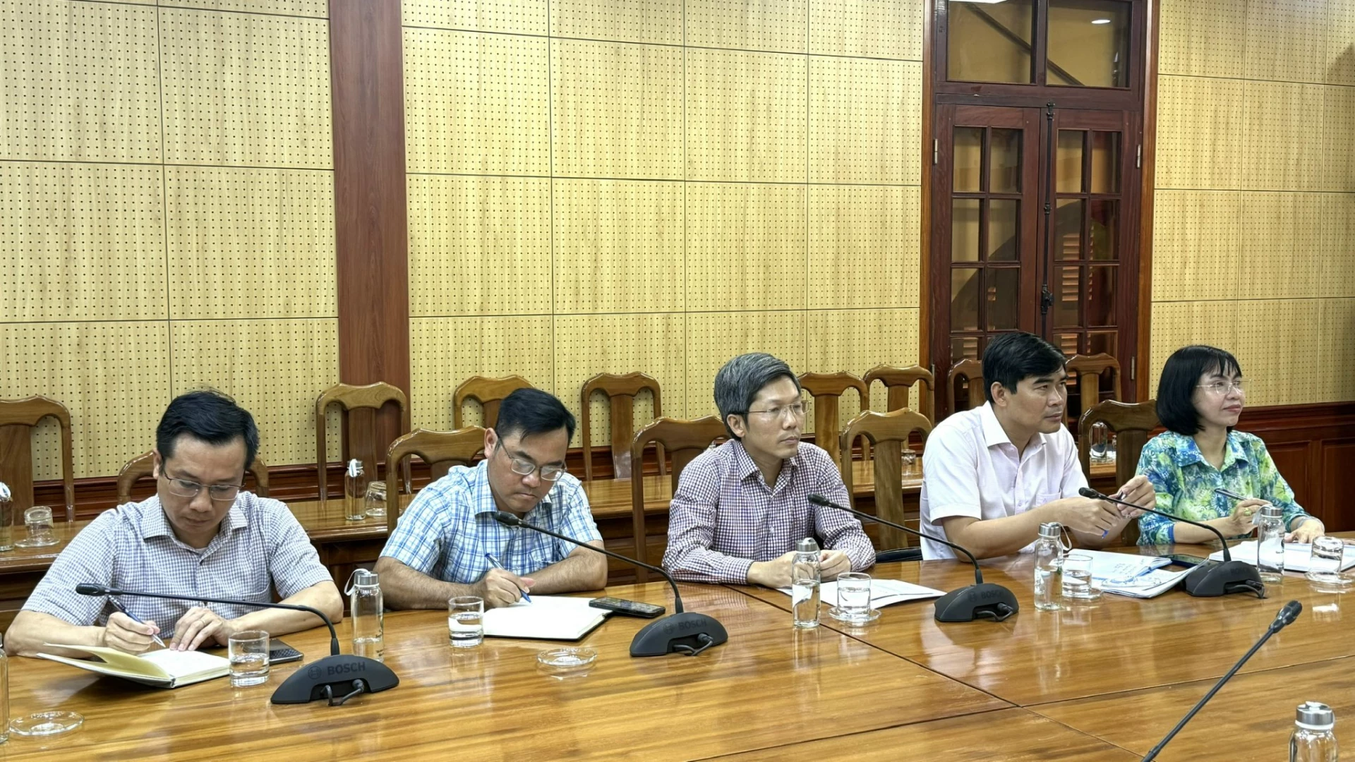 Các đại biểu tham dự cuộc họp - Ảnh: NL