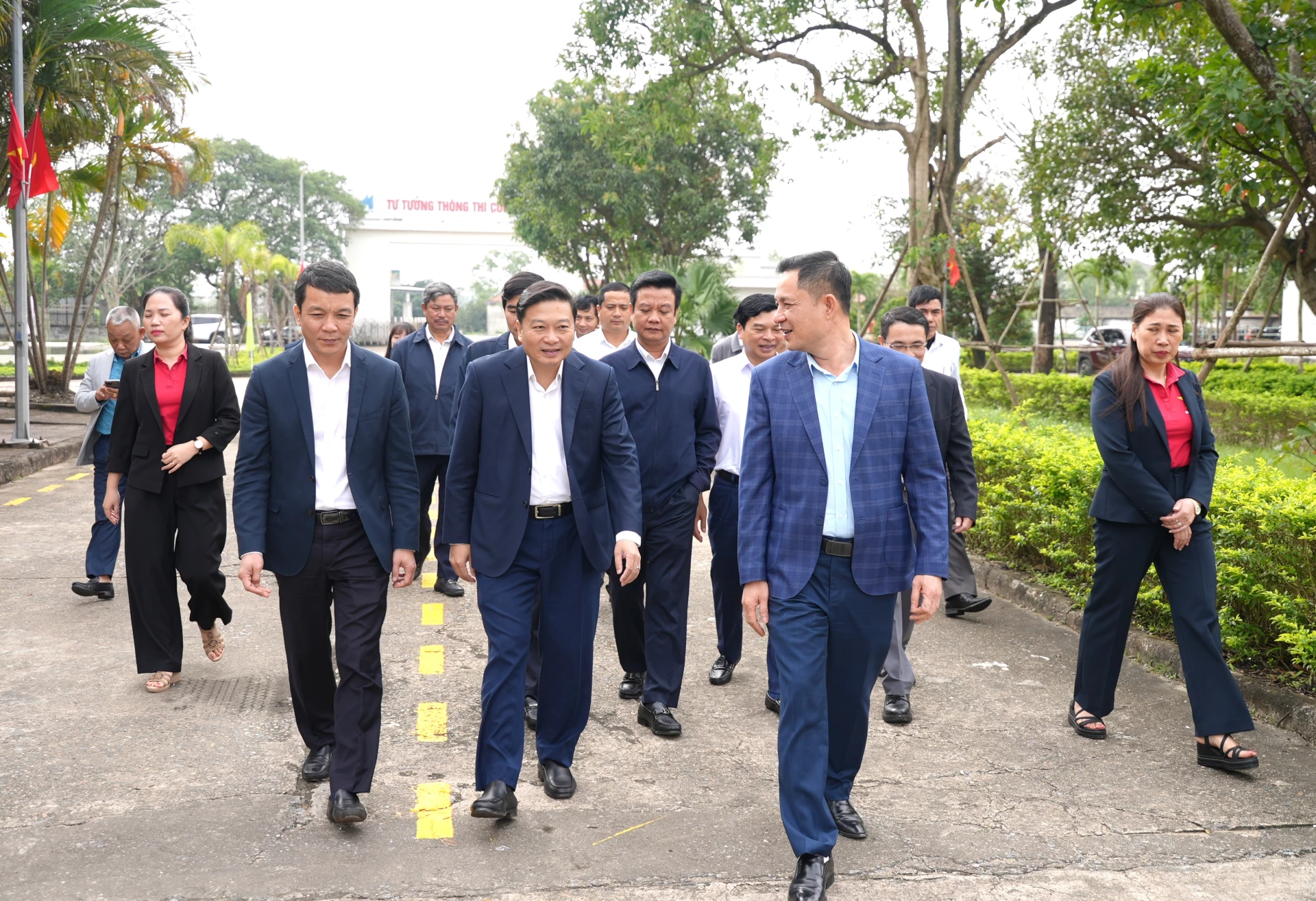 Đồng chí Lê Hồng Vinh, Chủ tịch UBND tỉnh tham quan khuôn viên Xí nghiệp may Hà Quảng - Ảnh: Trung Đức