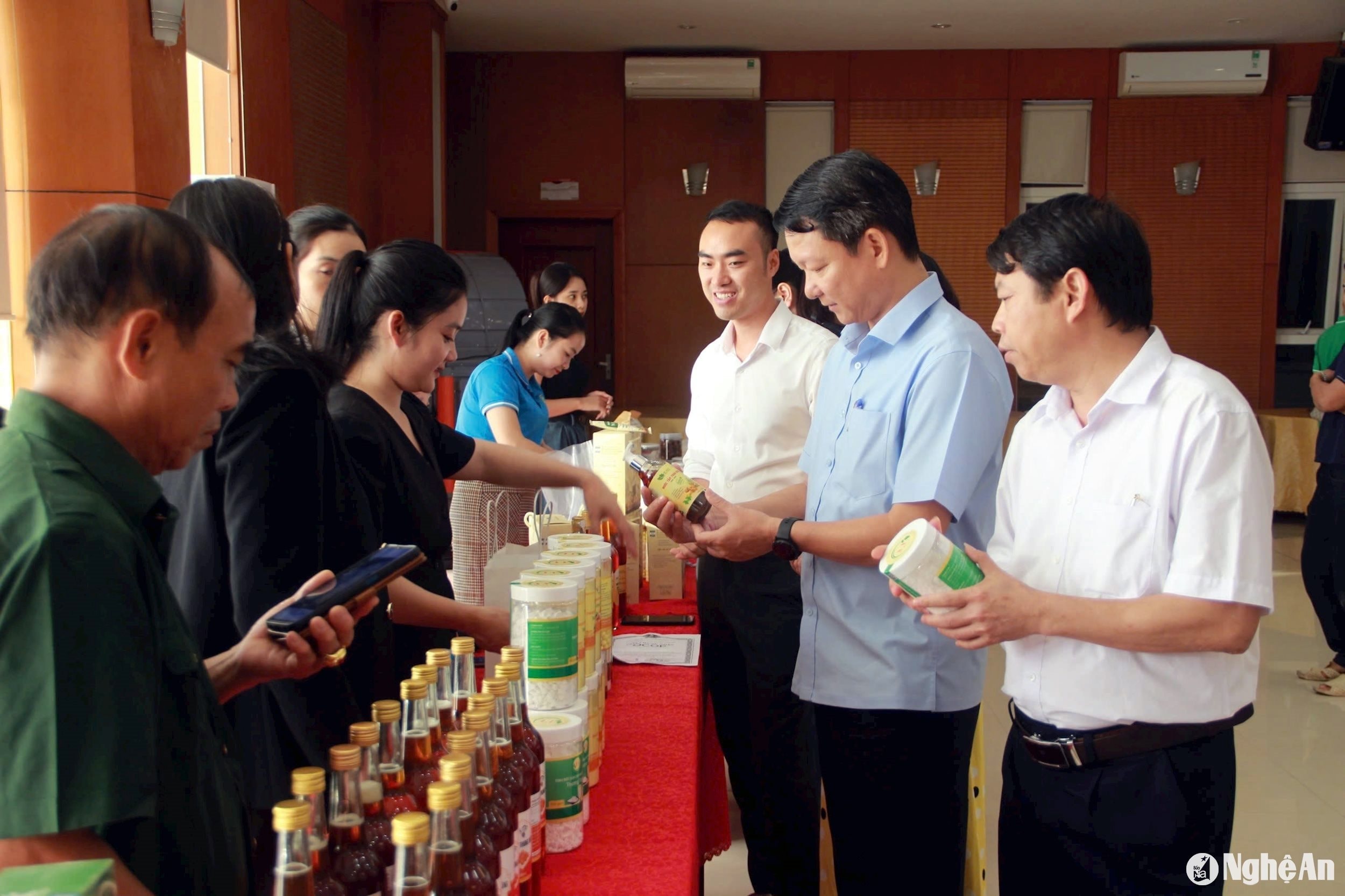 Lãnh đạo Sở Nông nghiệp và Môi trường; Chi cục Chất lượng, Chế biến và Phát triển thị trường tại Hội nghị kết nối cung - cầu, tiêu thụ sản phẩm do Chi cục tổ chức. Ảnh: Phú Hương