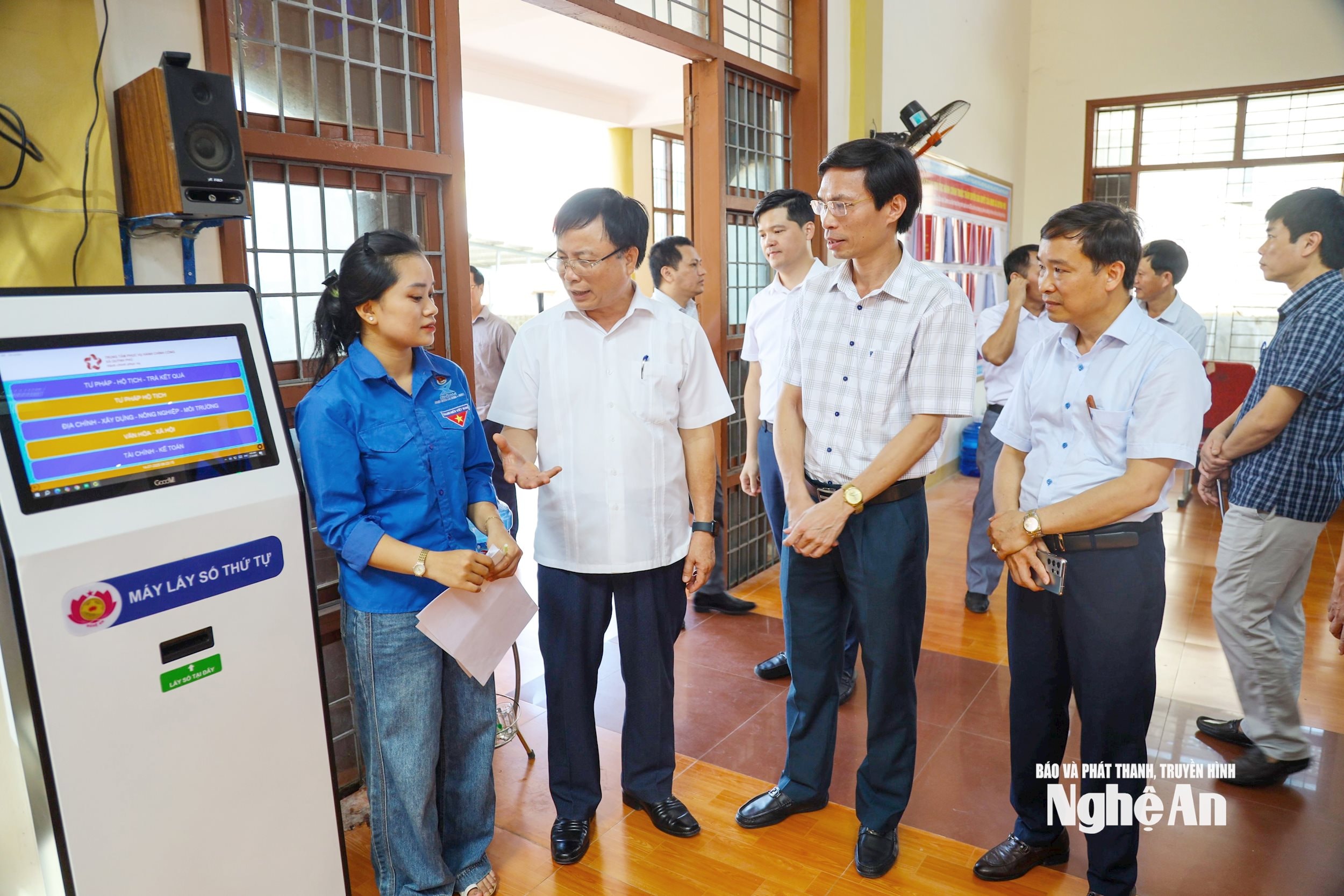 Đồng chí Bùi Đình Long kiểm tra tình hình vận hành tổ chức chính quyền địa phương 2 cấp. Ảnh: Thanh Lê