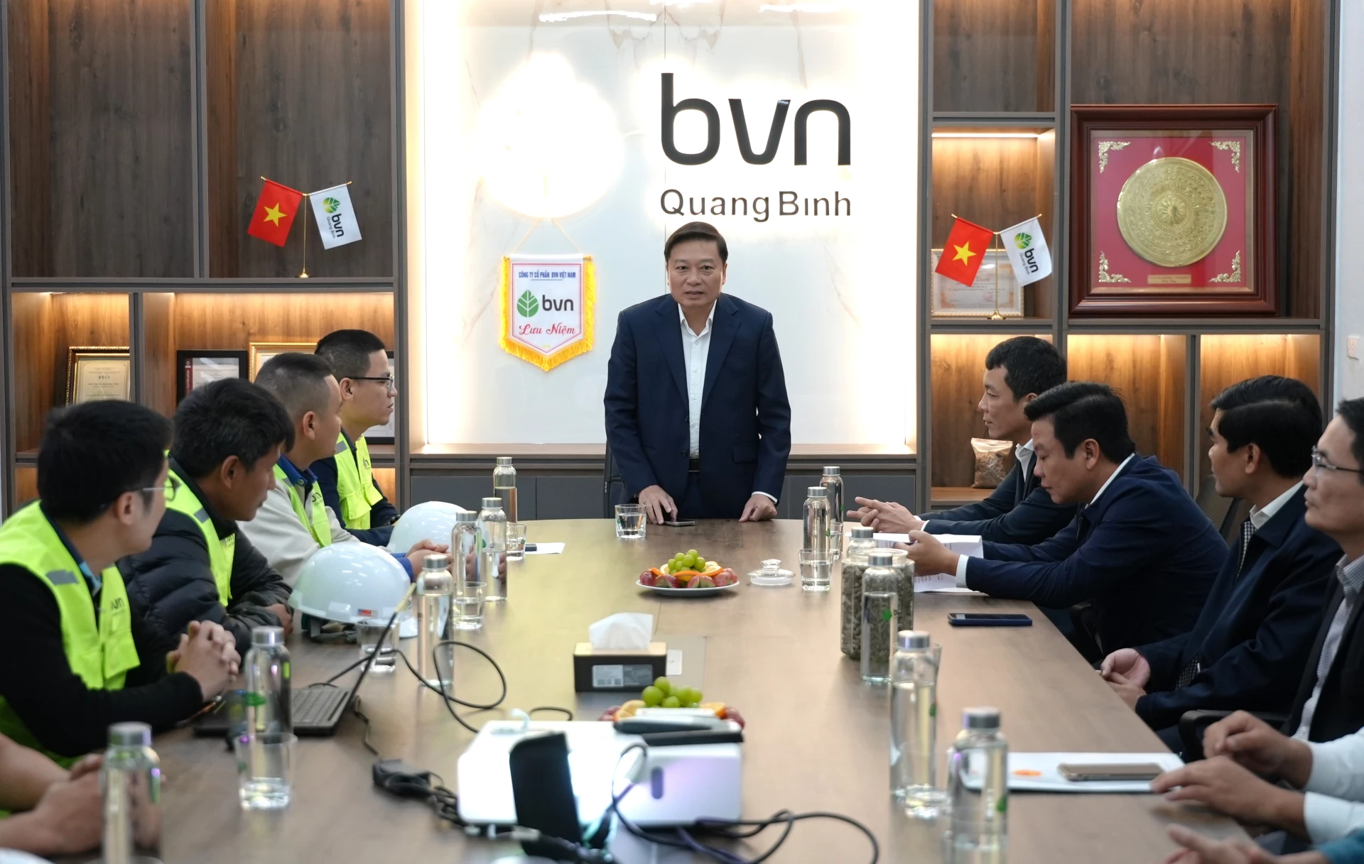 Đồng chí Lê Hồng Vinh, Chủ tịch UBND tỉnh thăm, làm việc với đại diện Công ty Cổ phần BVN Quảng Bình - Ảnh: Trung Đức