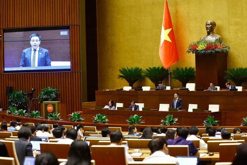 Bộ trưởng Bộ Tài chính Nguyễn Văn Thắng phát biểu giải trình, làm rõ một số vấn đề đại biểu Quốc hội nêu.