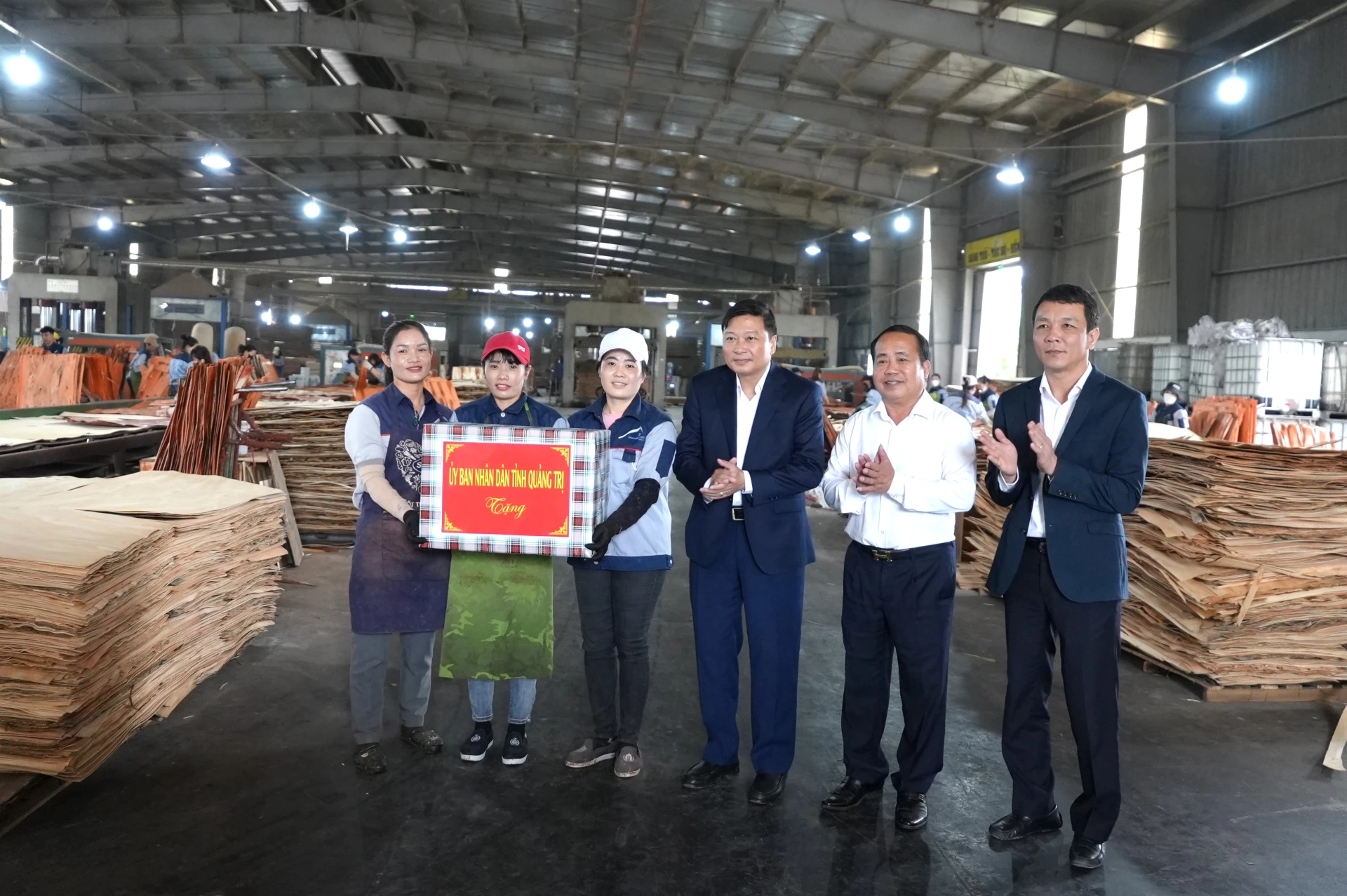Đồng chí Lê Hồng Vinh, Chủ tịch UBND tỉnh tặng quà cho công nhân nhà máy sản xuất ván ép Thăng Long - Ảnh: Trung Đức
