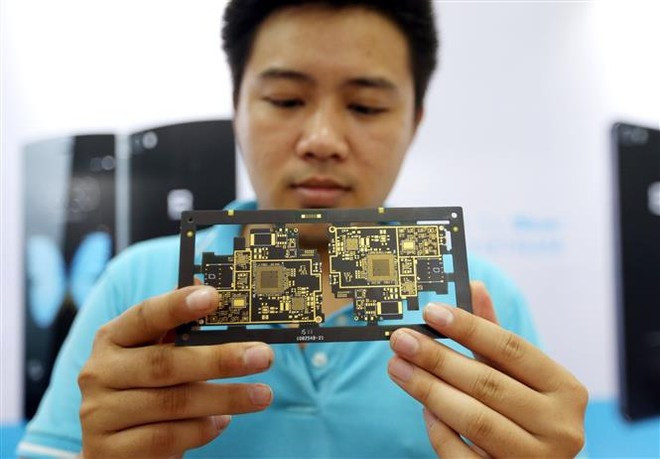 Bộ tài liệu này phân tích chuyên sâu, lựa chọn và hệ thống hóa thông tin của 742 doanh nghiệp đang hoạt động trong 7 lĩnh vực điện-điện tử chủ chốt. (Ảnh: Anh Tuấn/TTXVN)