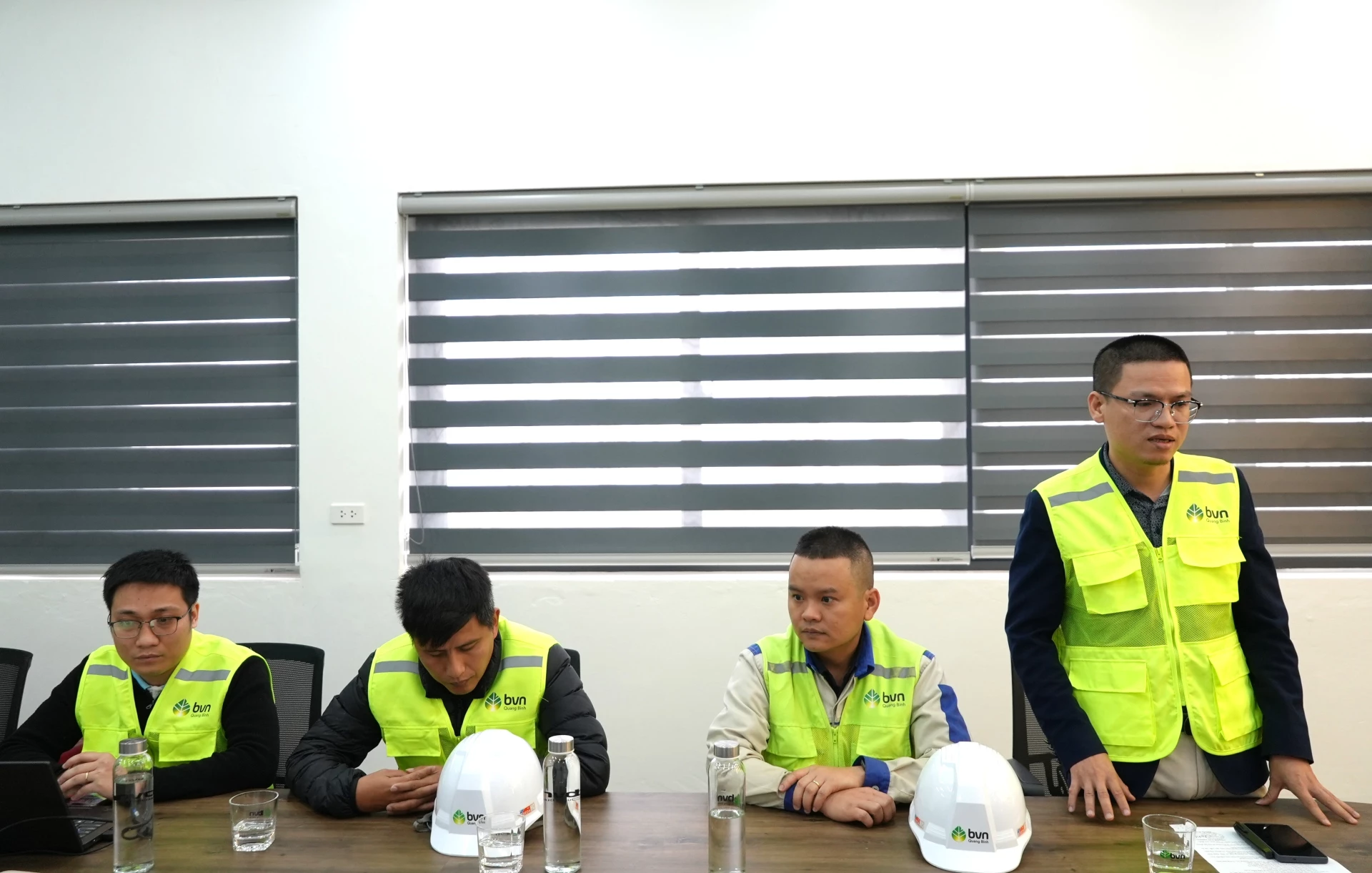 Lãnh đạo Công ty Cổ phần BVN Quảng Bình báo cáo kết quả sản xuất, kinh doanh - Ảnh: Trung Đức