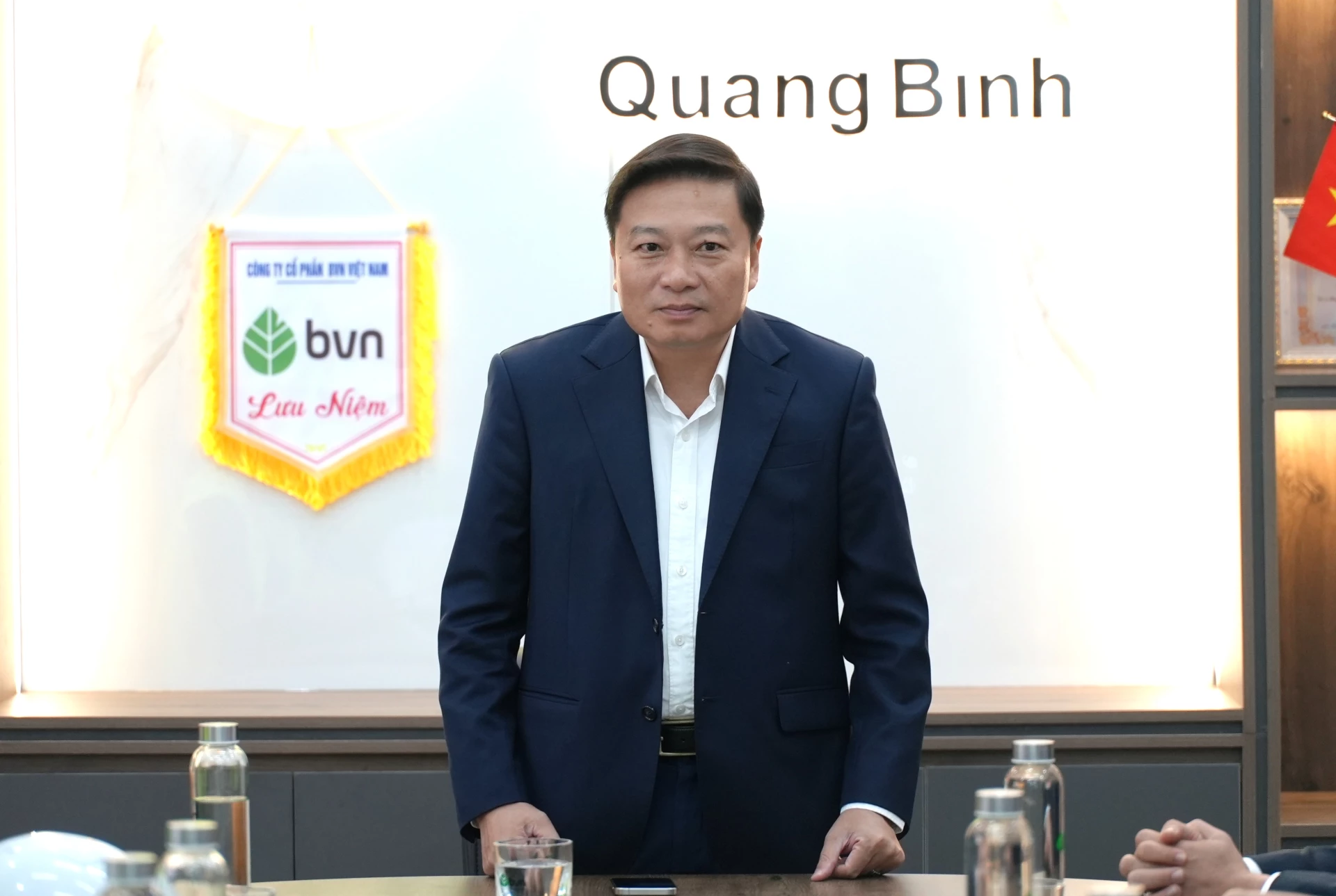 Đồng chí Lê Hồng Vinh, Chủ tịch UBND tỉnh ghi nhận, đánh giá cao nỗ lực của doanh nghiệp trong việc đầu tư máy móc, trang thiết bị hiện đại vào sản xuất - Ảnh: Trung Đức