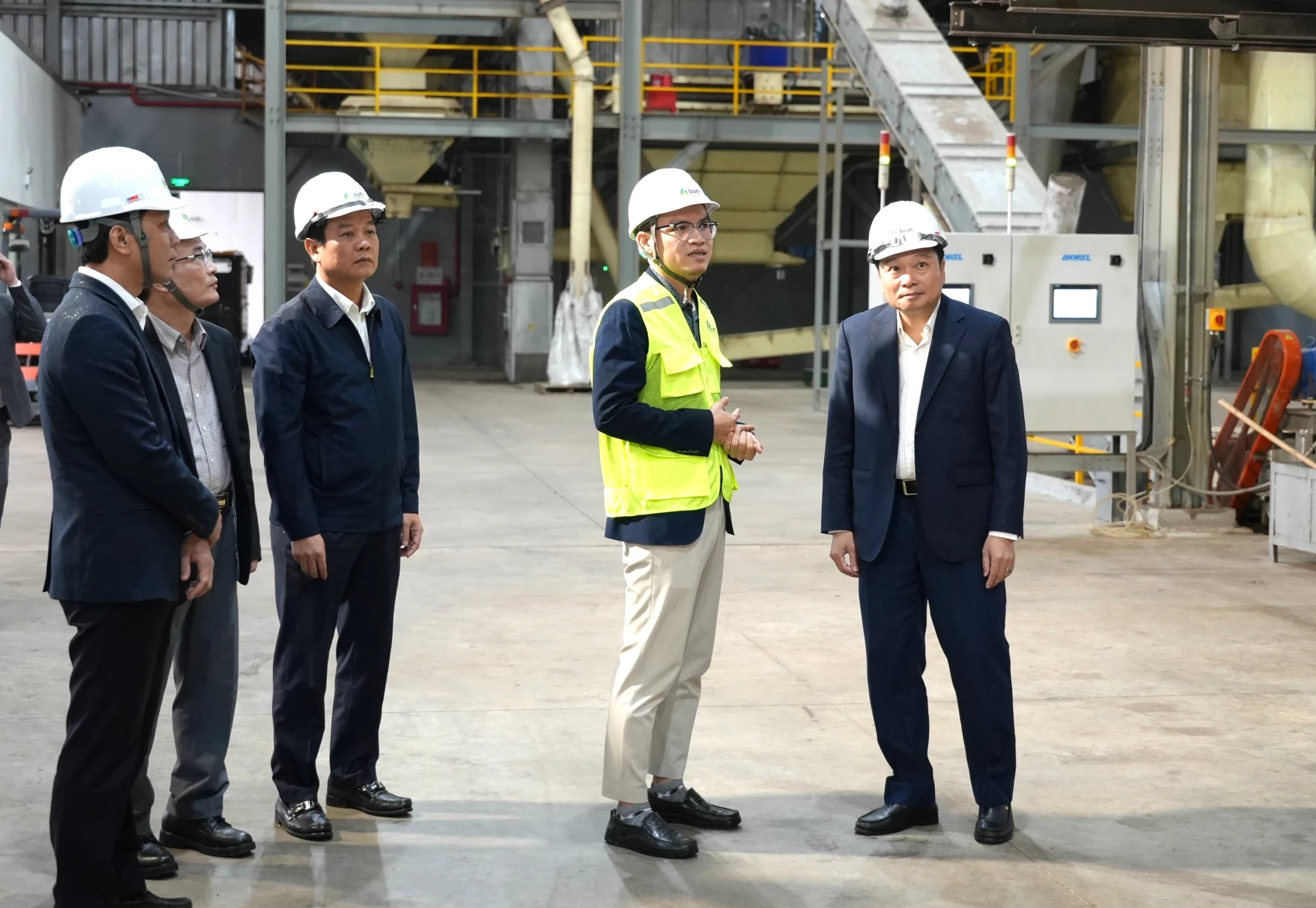 Đồng chí Lê Hồng Vinh, Chủ tịch UBND tỉnh kiểm tra hoạt động sản xuất tại nhà máy chất đốt sinh khối dạng viên nén của Công ty Cổ phần BVN Quảng Bình  - Ảnh: Trung Đức