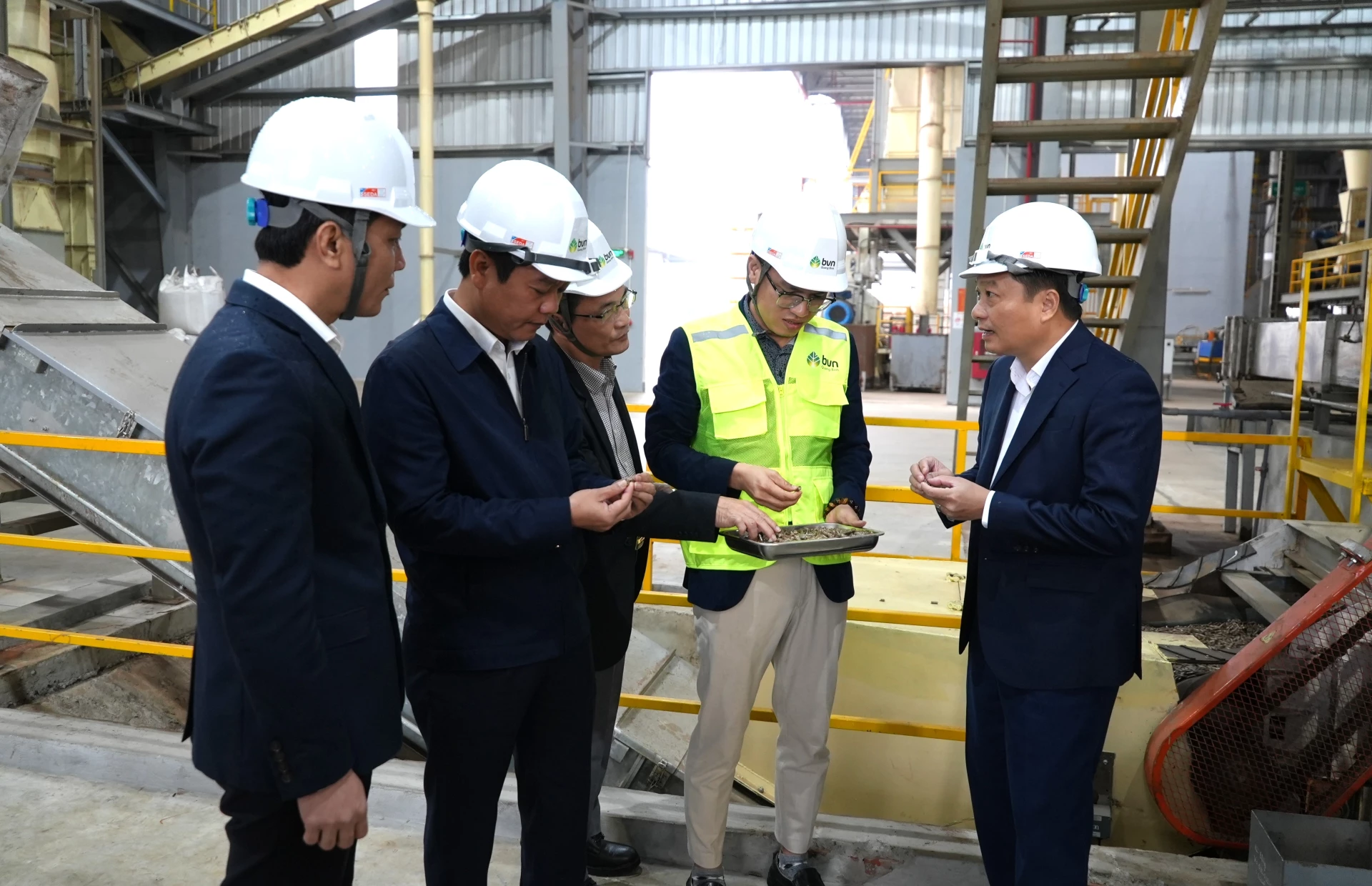 Đồng chí Lê Hồng Vinh, Chủ tịch UBND tỉnh kiểm tra các viên nén thành phẩm sản xuất tại nhà máy - Ảnh: Trung Đức