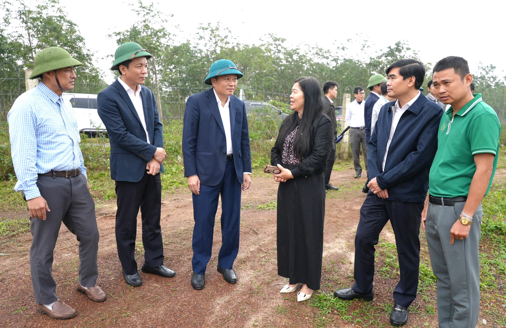 Đồng chí Lê Hồng Vinh, Chủ tịch UBND tỉnh thăm, kiểm tra Trang trại trồng Tre lục trúc lấy măng tại xã Nam Trạch - Ảnh: Trung Đức