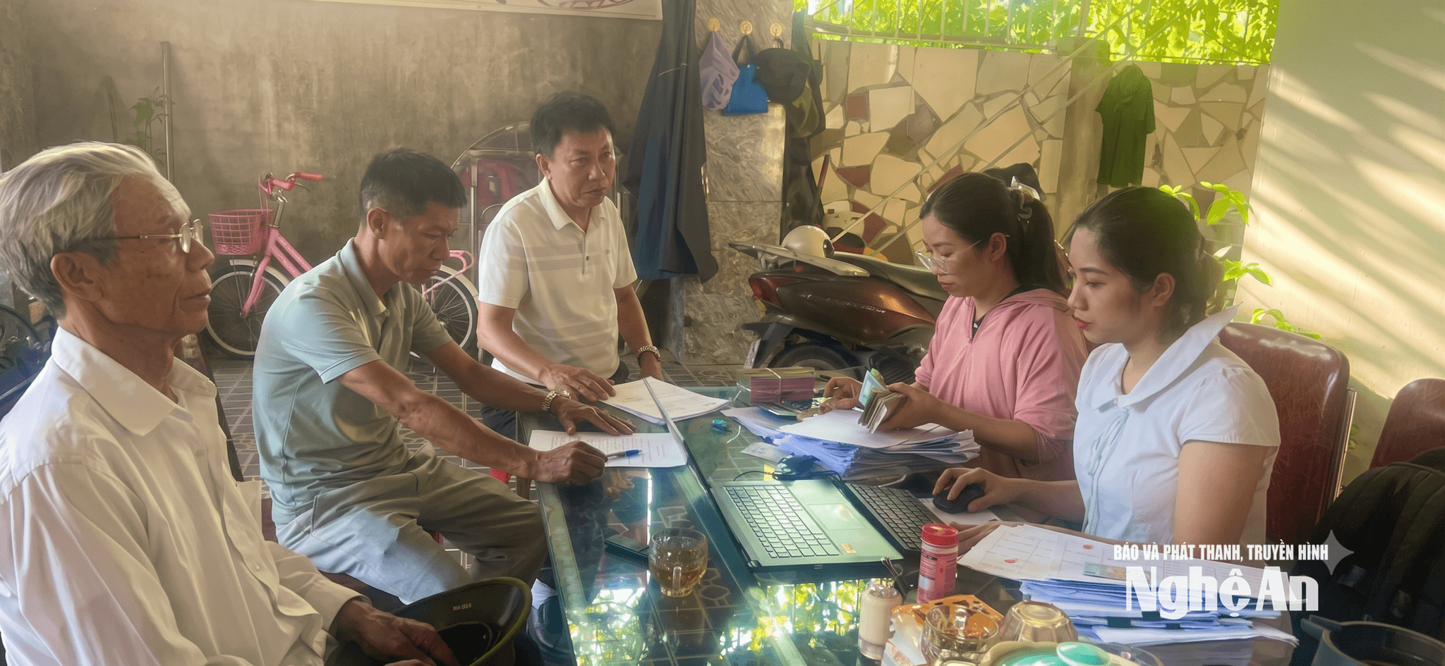 Người dân xã Hưng Nguyên ký kết các biên bản kiểm kê, đền bù giải phóng mặt bằng