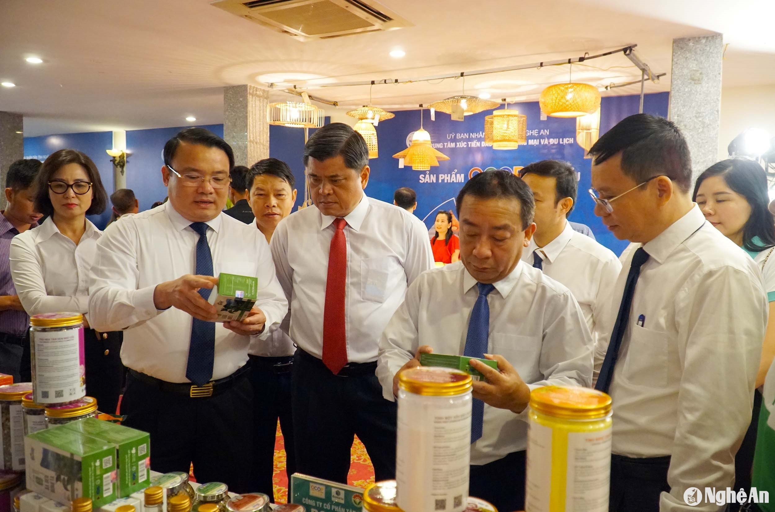 Lãnh đạo tỉnh kiểm tra các sản phẩm nông nghiệp đạt chứng nhận OCOP của Nghệ An tại Hội nghị bàn giải pháp tiêu thụ sản phẩm. Ảnh: Phú Hương