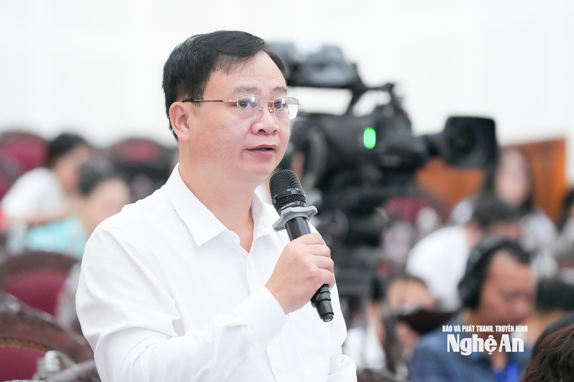 Đại biểu Nguyễn Đức Hồng - Tổ đại biểu số 8 phát biểu chất vấn. Ảnh: Thành Cường