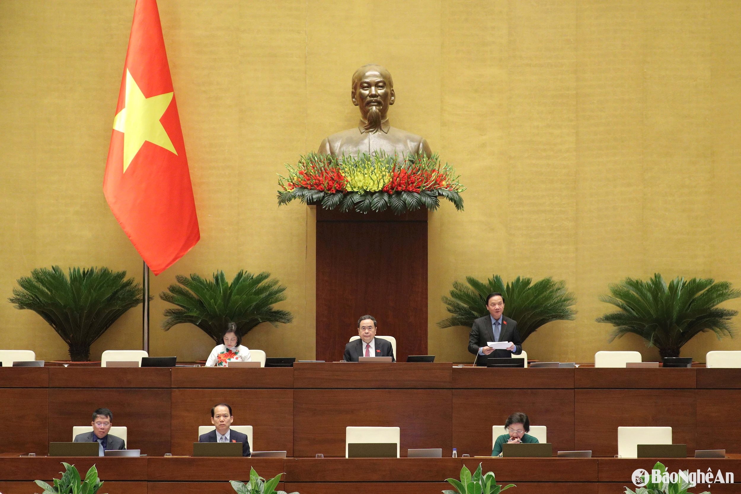 Phó Chủ tịch Quốc hội Nguyễn Khắc Định điều hànhSáng 12/6, Quốc hội đã biểu quyết thông qua Nghị quyết về việc sắp xếp đơn vị hành chính cấp tỉnh năm 2025. 
