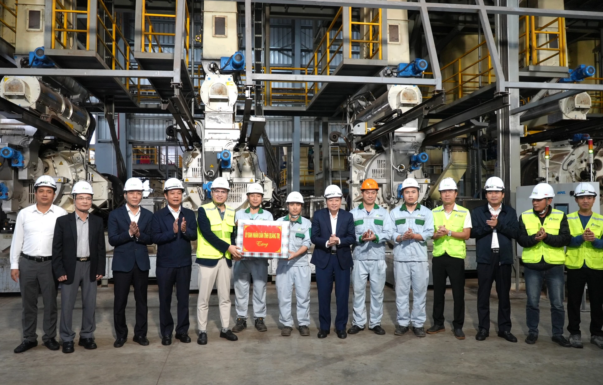 Đồng chí Lê Hồng Vinh, Chủ tịch UBND tỉnh tặng quà cho lãnh đạo, công nhân nhà máy - Ảnh: Trung Đức