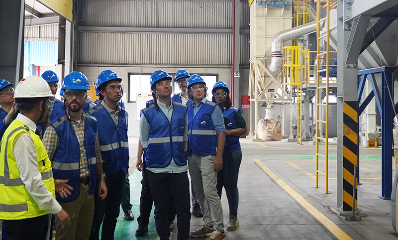 Các chuyên chuyên gia quốc tế ZIA thăm nhà máy chế biến titan của Công ty Hoàng Long.