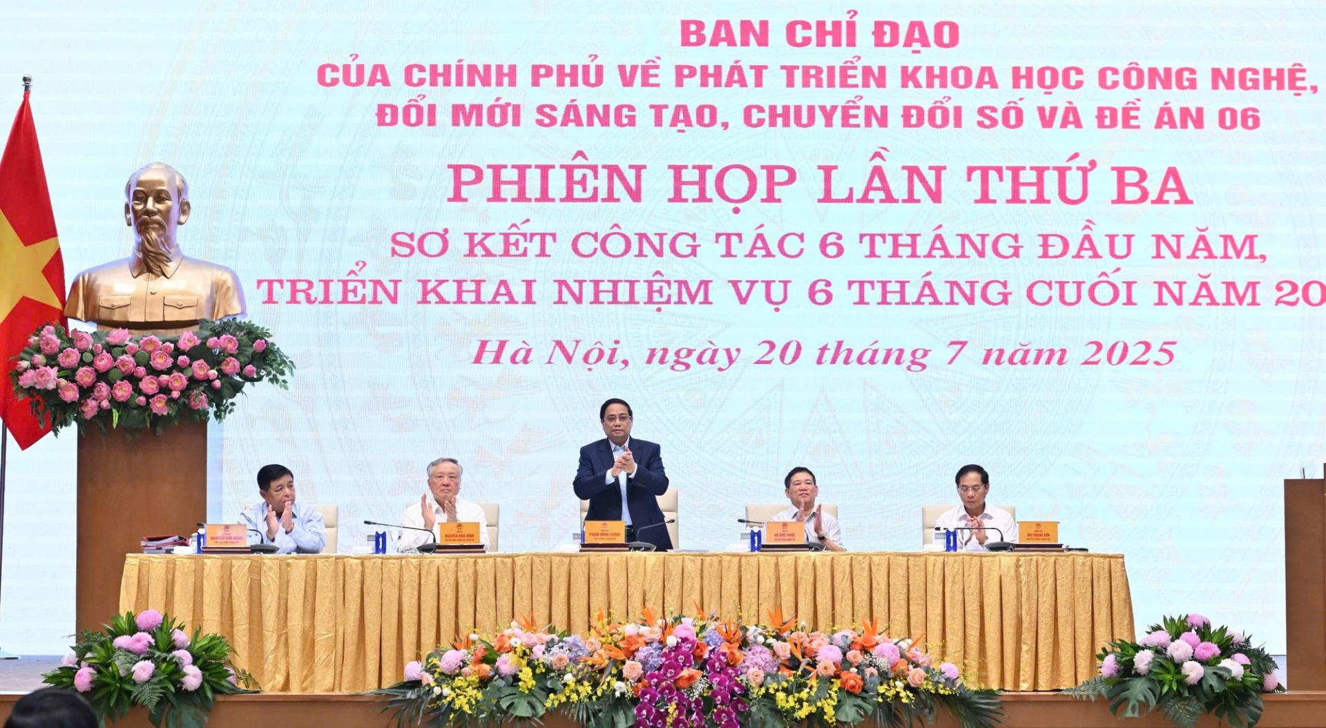 Thủ tướng Phạm Minh Chính, Trưởng Ban Chỉ đạo của Chính phủ về phát triển khoa học công nghệ, đổi mới sáng tạo, chuyển đổi số và Đề án 06 chủ trì phiên họp lần thứ 3 sơ kết công tác 6 tháng đầu năm, triển khai nhiệm vụ 6 tháng cuối năm - Ảnh: VGP/Nhật Bắc