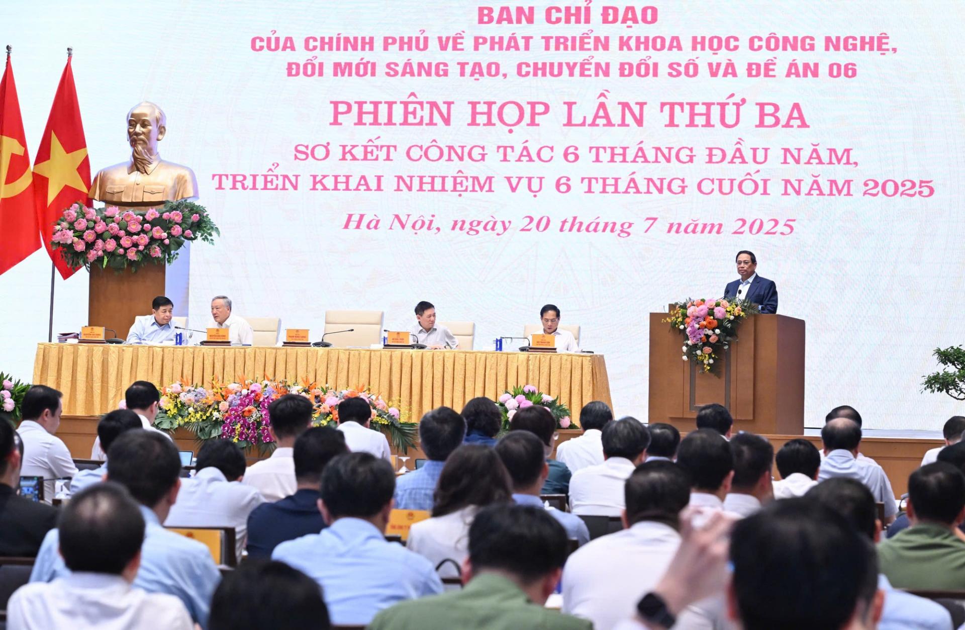 Thủ tướng giao Bộ Khoa học và Công nghệ chủ trì, phối hợp với Bộ Công an, Bộ Nội vụ đề xuất danh sách tập thể, cá nhân có thành tích xuất sắc trong thực hiện nhiệm vụ phát triển KHCN, đổi mới sáng tạo, chuyển đổi số và Đề án 06 trình Thủ tướng Chính phủ xem xét, khen thưởng, động viên kịp thời - Ảnh: VGP/Nhật Bắc