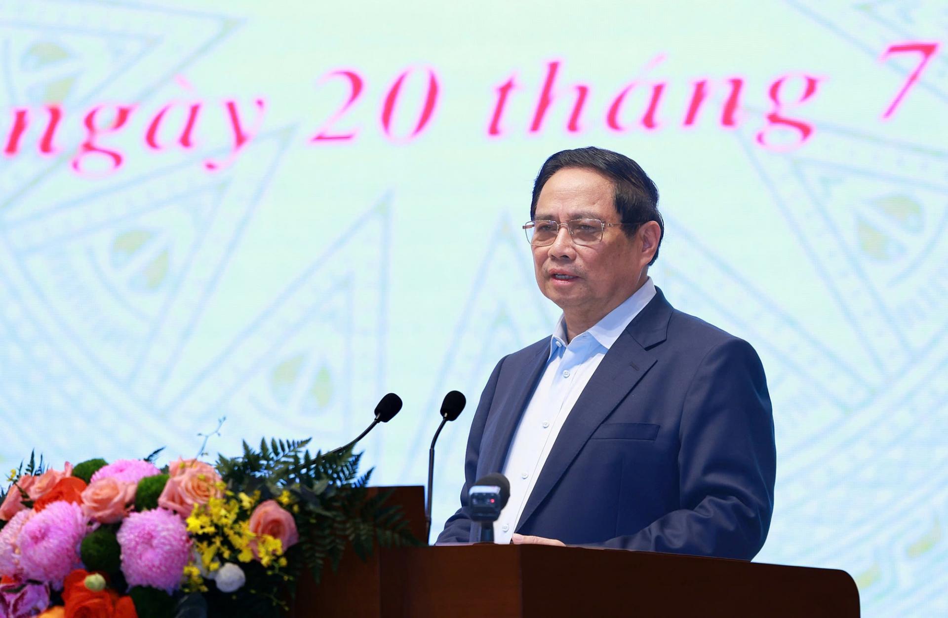 Thủ tướng giao nhiều nhiệm vụ cụ thể cho các bộ, ngành, cơ quan, địa phương, như xây dựng chính sách đãi ngộ đặc biệt với nhân tài, chuyên gia hàng đầu, các tổng công trình sư, kiến trúc sư trưởng để triển khai các hệ thống chiến lược, sáng kiến đột phá - Ảnh: VGP/Nhật Bắc