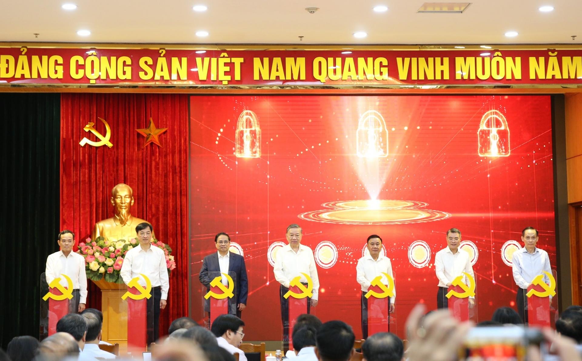 Tổng Bí thư Tô Lâm, Thủ tướng Chính phủ Phạm Minh Chính, Thường trực Ban Bí thư Trần Cẩm Tú cùng các đồng chí lãnh đạo thực hiện nghi thức nhấn nút khai trương 3 nền tảng số phục vụ triển khai Nghị quyết 57-NQ/TW. Ảnh: VGP