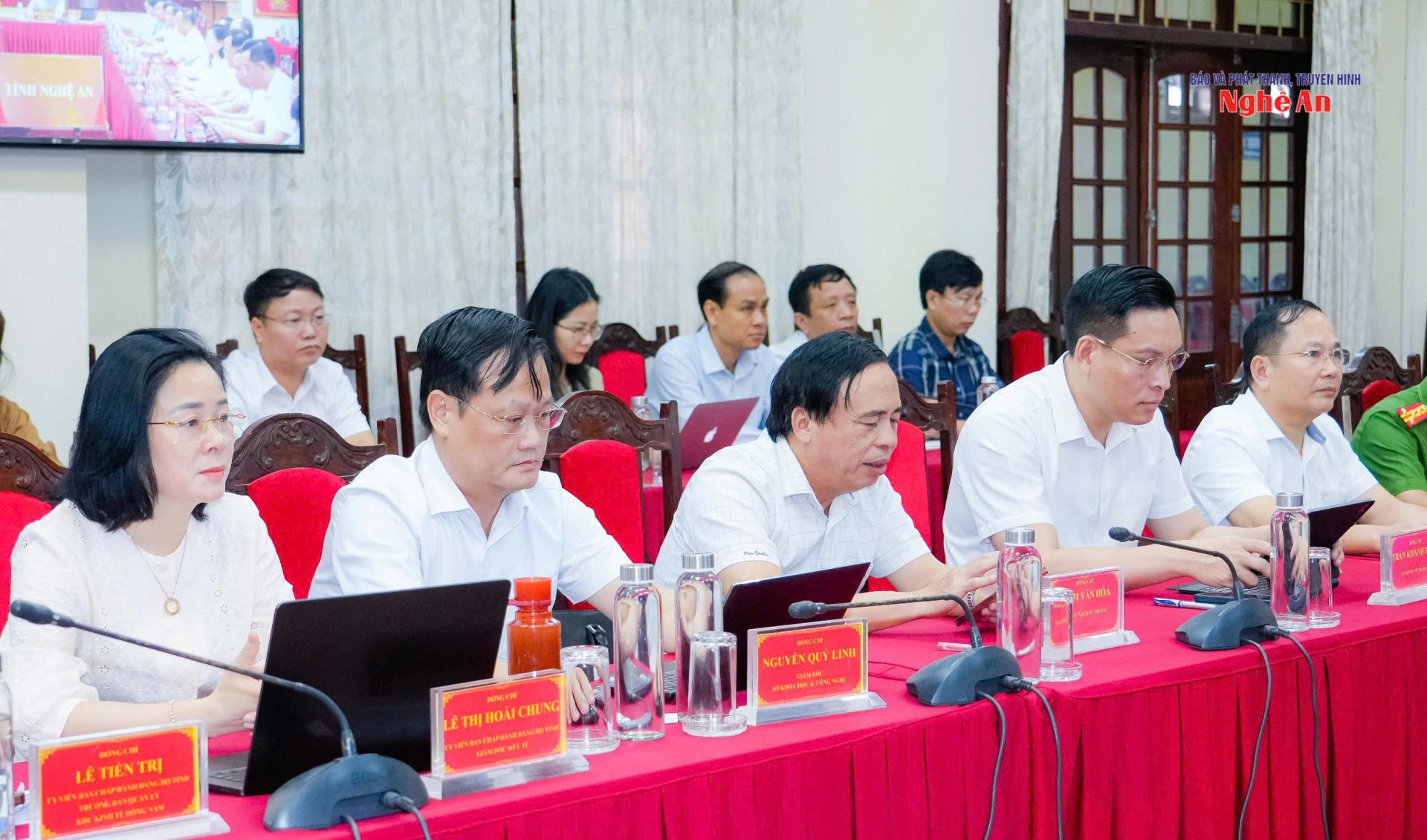 Các đồng chí trong Ban Chấp hành Đảng bộ tỉnh, thành viên Ban Chỉ đạo tham dự hội nghị. 