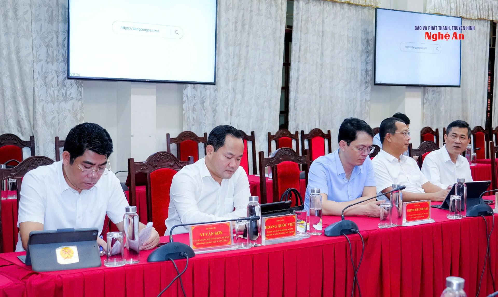 Các đồng chí trong Ban Chấp hành Đảng bộ tỉnh, thành viên Ban Chỉ đạo tham dự hội nghị. 