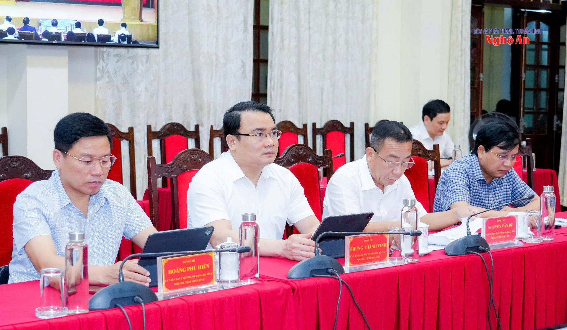 Các đồng chí trong Ban Thường vụ Tỉnh ủy, Ban Chấp hành Đảng bộ tỉnh, thành viên Ban Chỉ đạo tham dự hội nghị. 