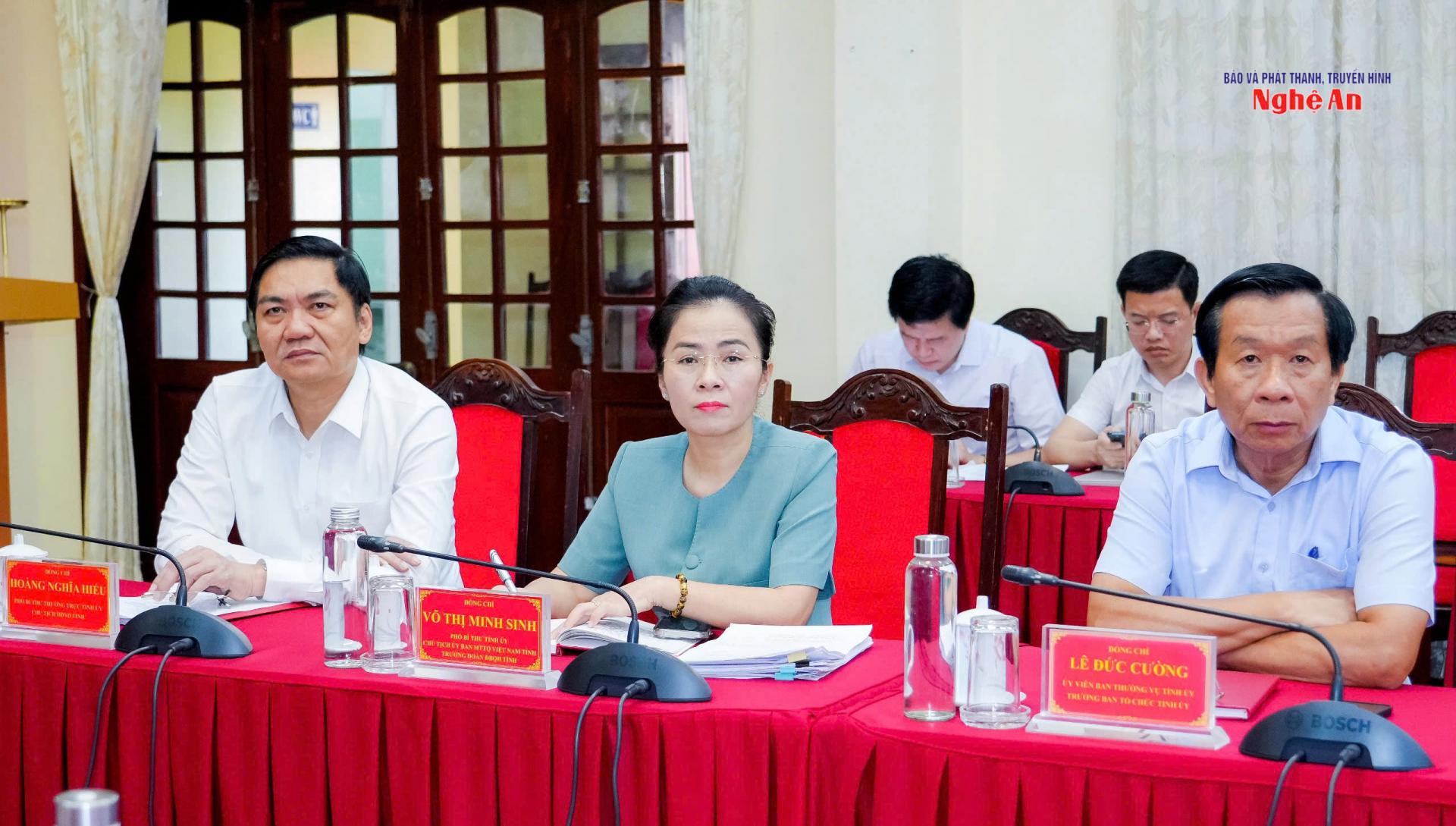 Các đồng chí Thường trực Tỉnh ủy, Ủy viên Ban Thường vụ Tỉnh ủy tham dự hội nghị. 